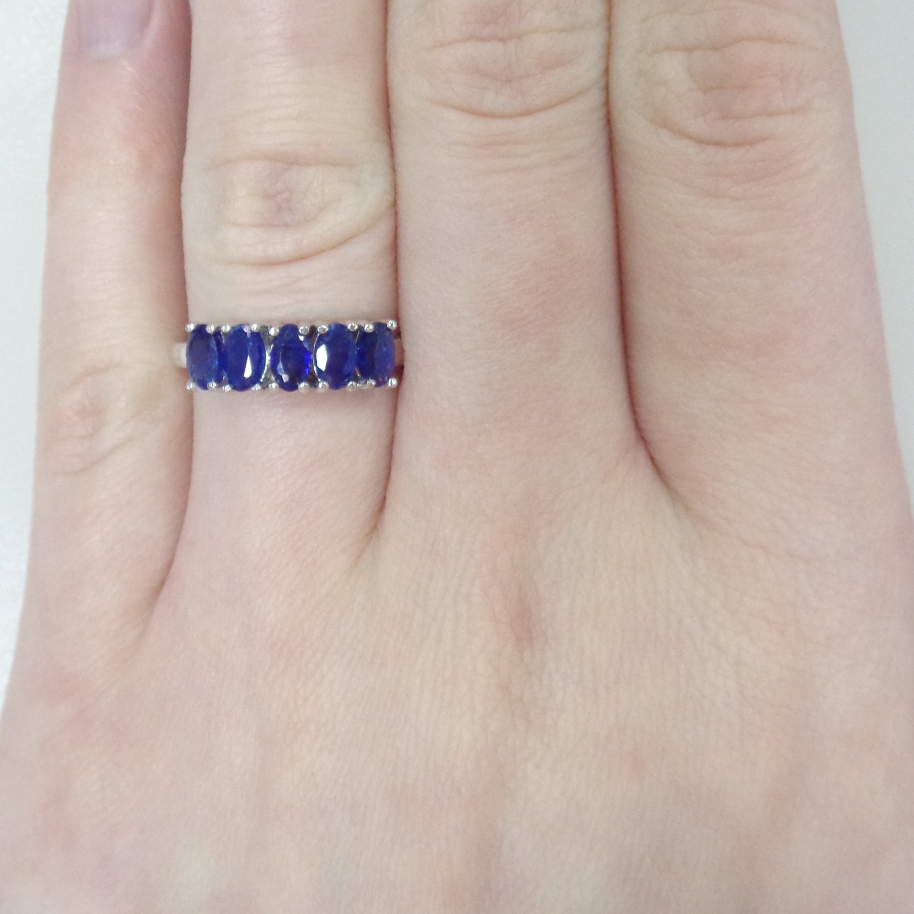 Серебряное кольцо с сапфирами